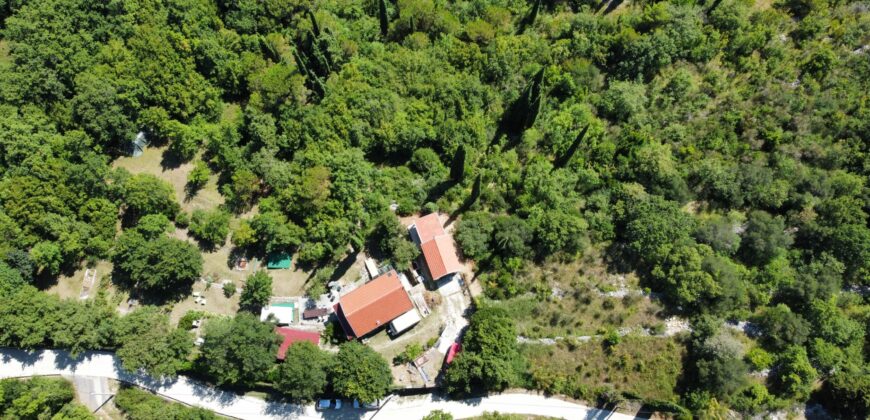 Zemljište ukupne površine 8124m2 s objektom  , Sutorina