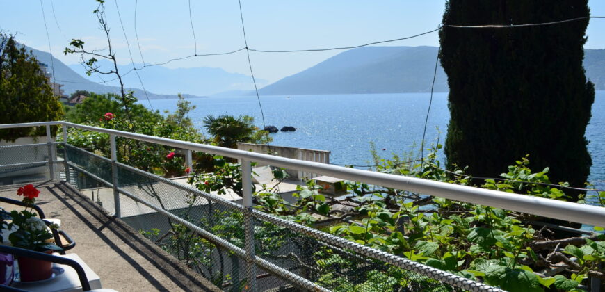 Kuća s dvorištem na prvoj liniji od mora, Savina ,Herceg Novi