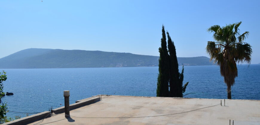 Kuća s dvorištem na prvoj liniji od mora, Savina ,Herceg Novi